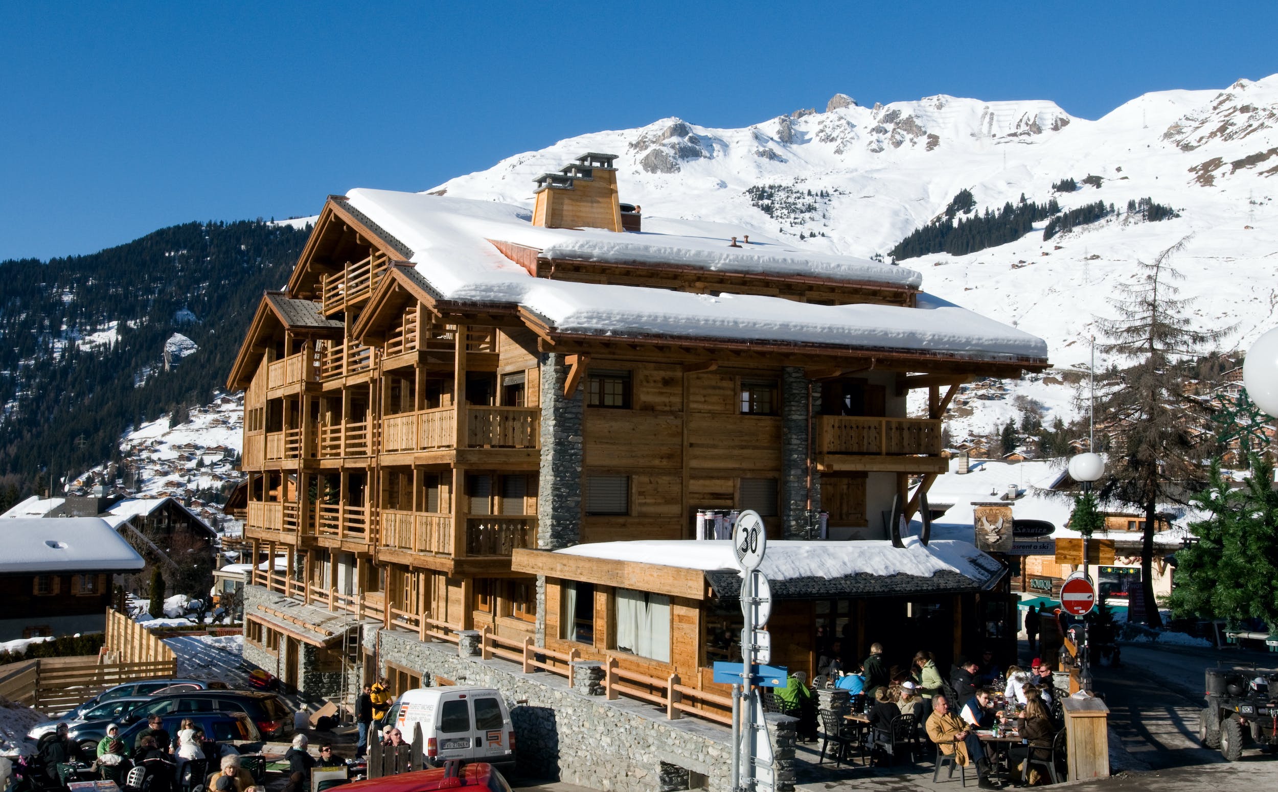 Read more about the article Scène de Neige – ‘In the heart of Verbier: a traditional wooden chalet exterior with a luxe interior.’